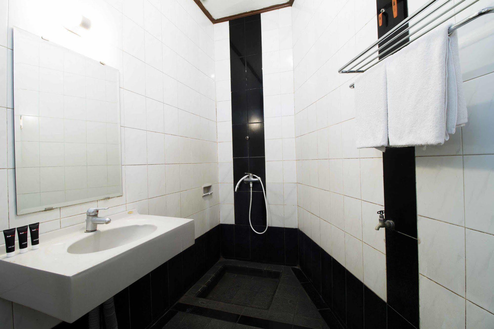 Hotel Reddoorz @ Dago à Bandung Extérieur photo