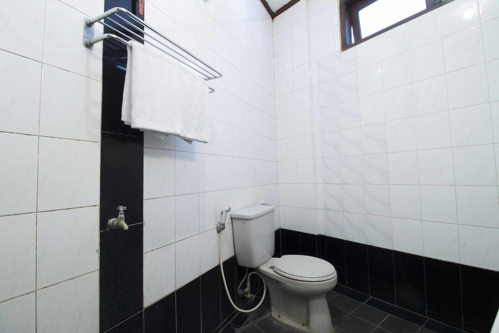 Hotel Reddoorz @ Dago à Bandung Extérieur photo