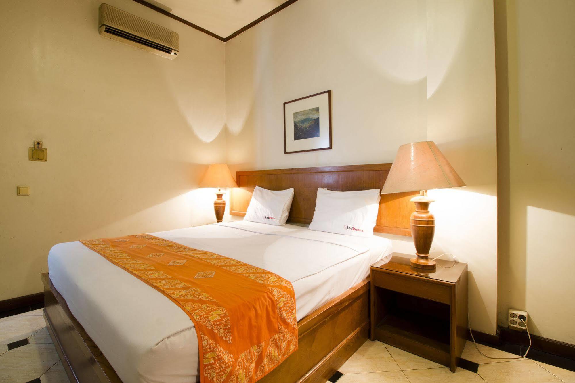 Hotel Reddoorz @ Dago à Bandung Extérieur photo