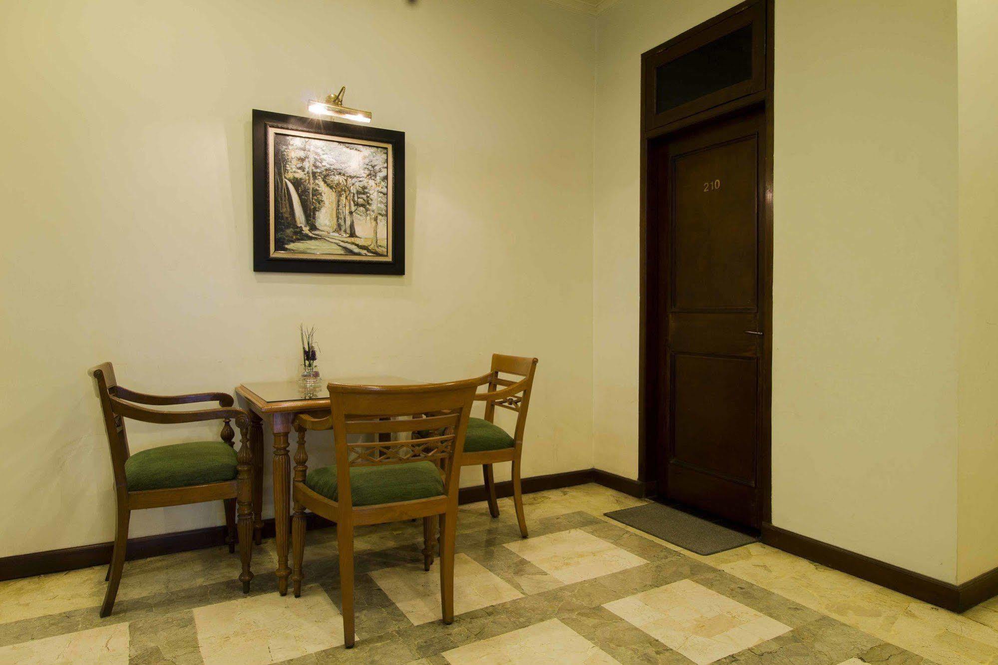 Hotel Reddoorz @ Dago à Bandung Extérieur photo